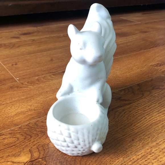 Ceramic cream squirrel tea light candle holder - Picture 2 of 6